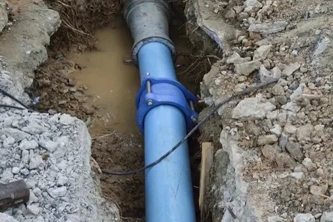 signs of clogged main sewer line